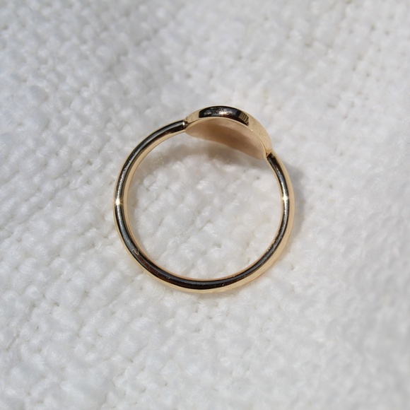"Middle Finger" Oval Signet Gold Ring - Picture 5 of 6